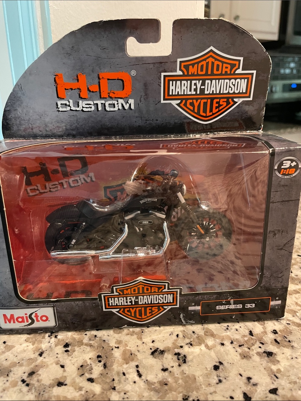 Series 33 Harley Davidson HD Motorcycle Toy Custom 1:18 Maisto 2015